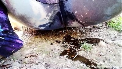 Гудамжинд загалмайлж байна! LilKiwwiMonster дотуур өмдөө норгоод шороонд шээхийг хараарай!